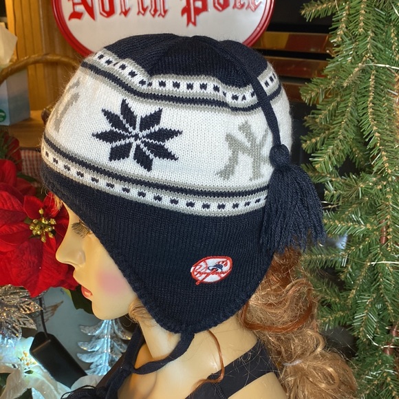 NY Yankees Winter Hat/Beanie Like NEW, PRISTINE! 🎄MLB Genuine Merchandise🔥🎄 - Picture 4 of 10